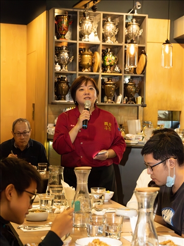 廖千慧主廚為參與者介紹餐點設計概念