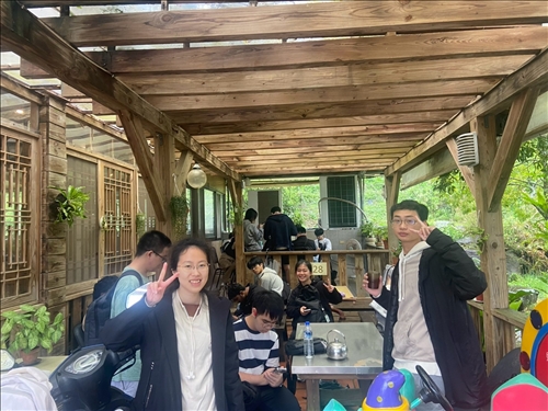 借用三空泉農場遮雨棚休息及用餐