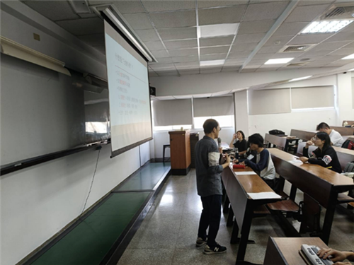 張教授介紹量化研究概念