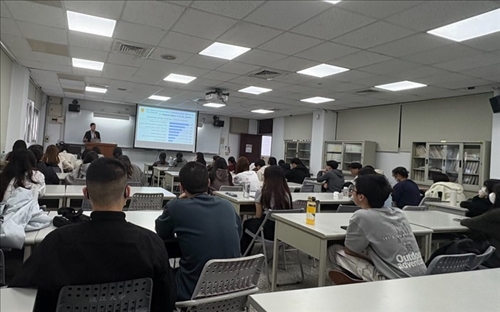 講者操作系統示範如何分析圖書館數據