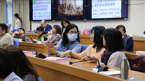 與會老師們積極參與「密室逃脫」的情境討論
