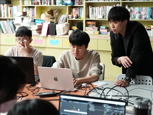 同學認真聽業師指導遊戲程式開發