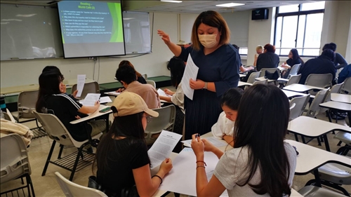 紀老師引導學生進行分組案例討論