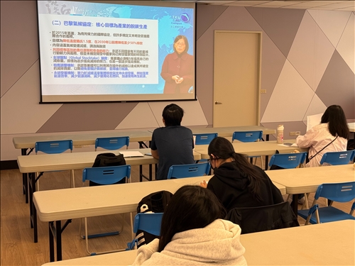 透過投影清楚地呈現課程主題與重點，協助學生深入理解。