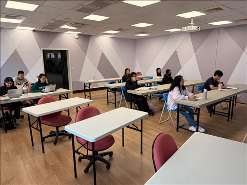  學生們各自記錄重要知識點。