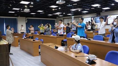 郭老師引導與會老師體驗趣味化教學互動