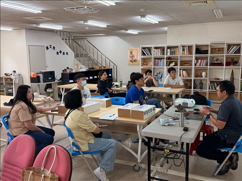 同學們積極參與並針對盤查步驟提問，現場互動熱絡。