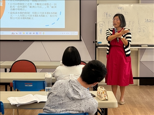 講師深入說明公司治理制度與實務差異，並結合案例引導學生思考。