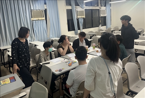 同學們分享自己對角色及家庭互動的想法。