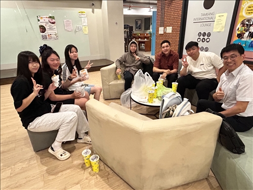 導師與學生歡樂時光。