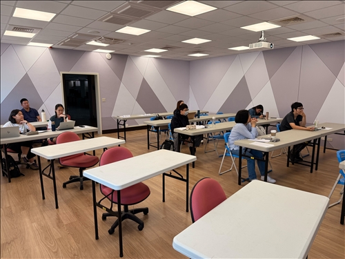 學員們聚精會神，課堂互動良好，專注於實務制度的細節。