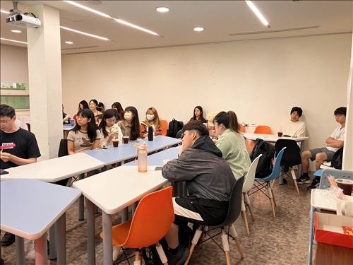 教設系大三同學參加說明會