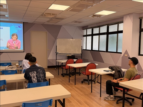 學員們互動討論，試圖理解政策背後的實務影響。