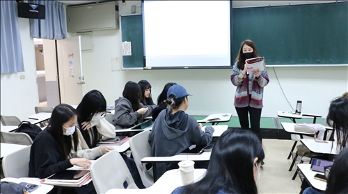 張老師進行文章段落單字聽力練習