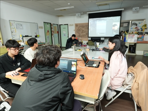 同學認真聽業師介紹Lens studio