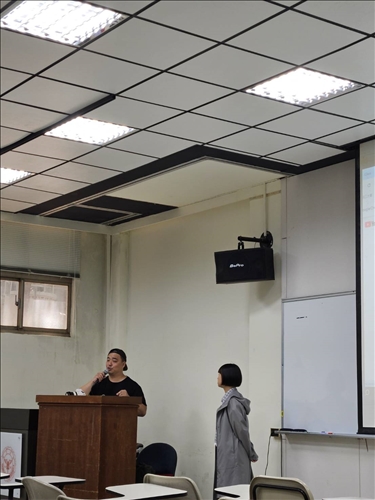 講者老公在介紹攝影素材方面選擇