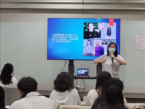 怡君老師和同學們討論性別刻板印象