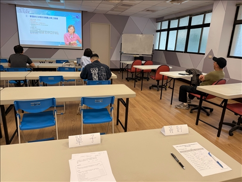 教室氣氛專注，投影清晰展示歐盟規範要點。