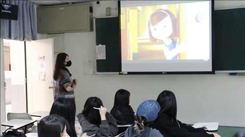 張老師透過動畫影片進行課堂問題討論