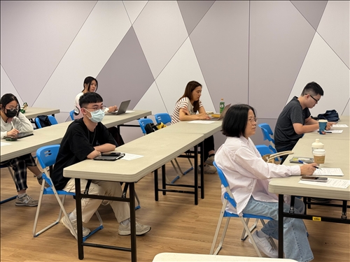 學員專注聽講並記錄講義內容，反映出高度參與與求知慾望。