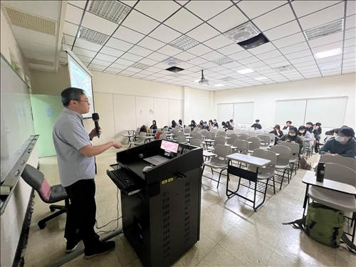 聚精會神的同學們