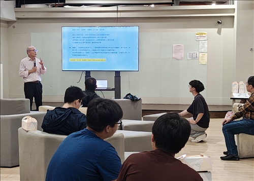 建甫老師分享本校資源中心如何協助視障同學