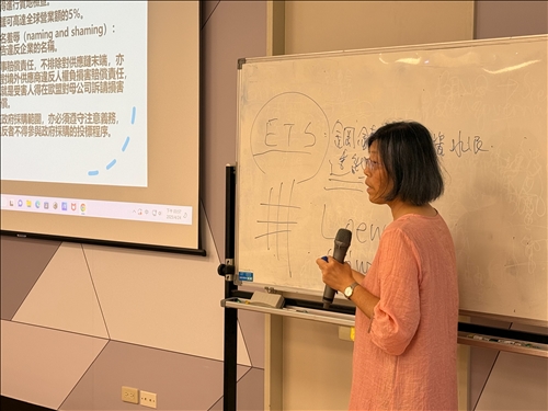 白板記錄「ETS」、「通報義務」等關鍵詞，協助學生理解法規邏輯。