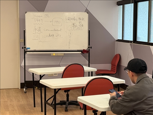 白板上以簡明圖示說明歐盟承諾與減碳計畫，便於理解。