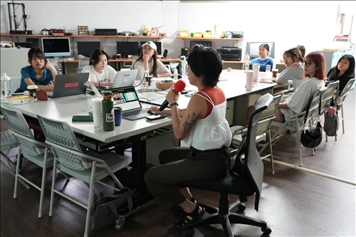 同學們認真聆聽業師分享