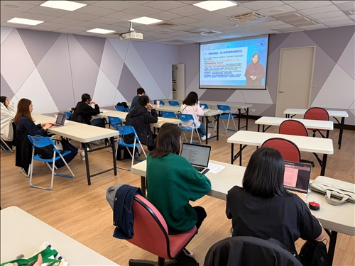  學員們聚精會神，跟隨講師的解說。