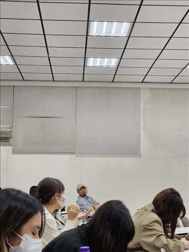 同學詢問關於影片主題是如何選定