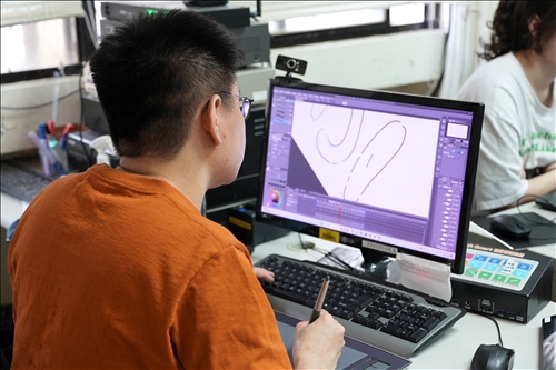 業師現場進行逐格動畫教學
