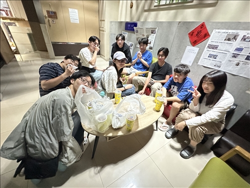 同學們之間的交流等