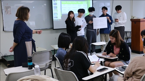 紀老師邀請學生上台發表案例討論結果