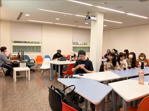 教設系大三同學參加說明會