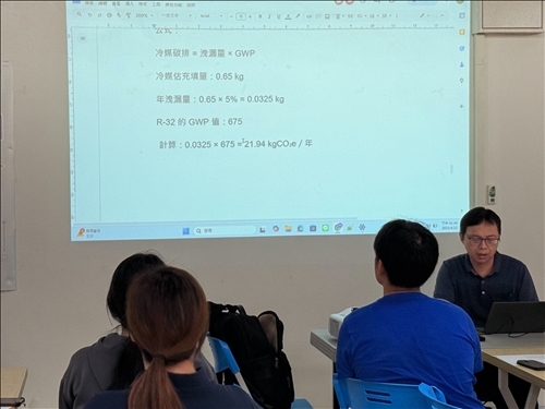 計算畫面投影至白牆，方便所有學生同步理解演算過程。