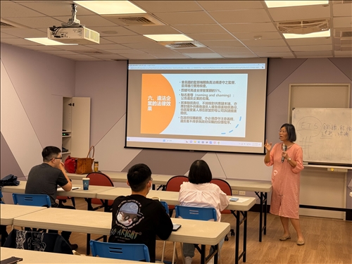  講師強調企業若違反ESG規範，將面臨法律與聲譽風險，現場氣氛凝重而專注。