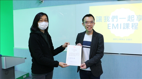 教發中心張主任頒發感謝狀