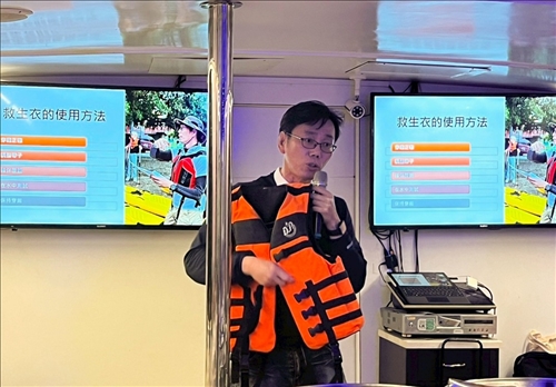 陳文和副教授解說救生衣穿法