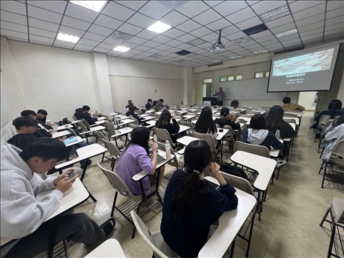 聚精會神的同學們