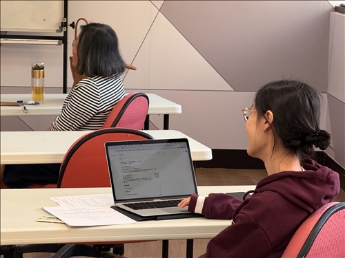 學員使用電腦輔助學習，結合網路資源查詢資料與解題，培養數位素養。