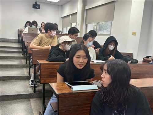 與會同學分組為快閃設計熱烈討論之3