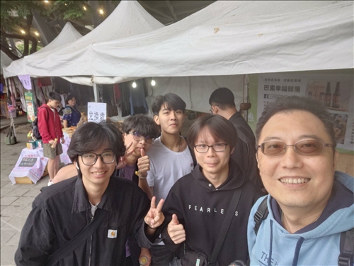 包正豪院長帶領學生進行部落旅行。 