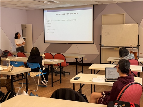 課堂中穿插有趣的選擇題互動，引發學生熱烈討論與微笑反應，營造輕鬆學習氛圍。