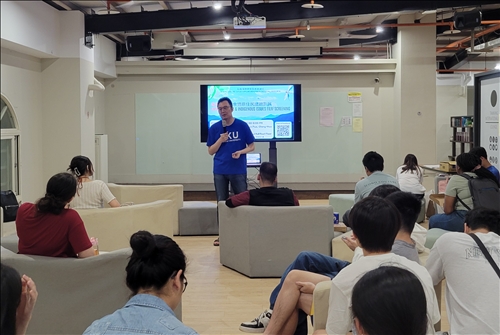 政經系包正豪院長介紹專題內容及影片