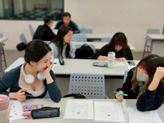 學生討論檔案評量與檢核表的使用