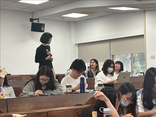 與會同學熱烈分組討論講座進行指導2