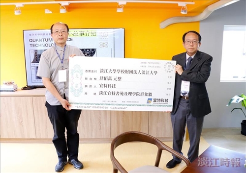 物理數學兩系於騮先科學館2樓新設宜特書苑，由宜特科技董事長兼總經理余維斌（右）捐款400萬元整修完成，理學院院長施增廉接受捐贈。