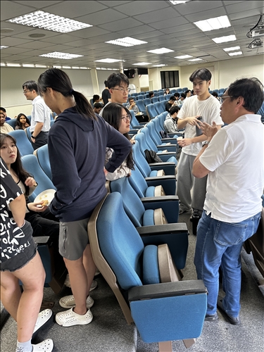 峯誠老師解答學生問題