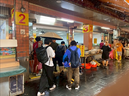 享受金山老街美食